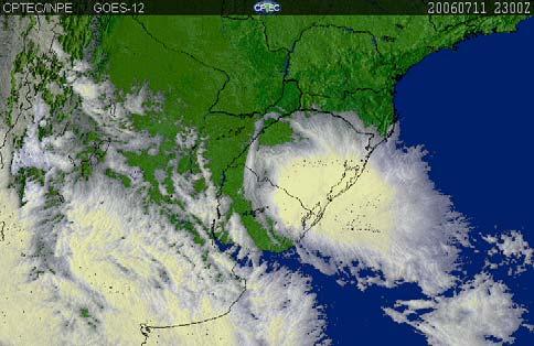 As 16:00 TMG o CCM já está mais intenso e cobre a metade centro-oeste do estado e, as 19:00 TMG (Figura 1c) cobre quase todo o estado, excluindo somente a parte norte do Rio Grande do Sul.