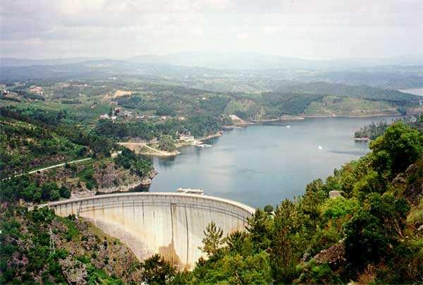 SÍSMICA 2010 8º CONGRESSO DE SISMOLOGIA E ENGENHARIA SÍSMICA 3 2. BARRAGEM DO CABRIL 2.1. Descrição da obra A barragem do Cabril é uma grande barragem de betão com 132 m de altura constituída por uma abóbada de dupla curvatura (ver Figura 2 a).