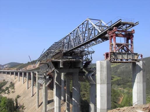 Recomendações práticas para projecto de viadutos a construir com cimbres auto-lançáveis EQUILÍBRIO DAS CONSOLAS EXTERIORES RIPAGEM LATERAL DAS VIGAS PRINCIPAIS E