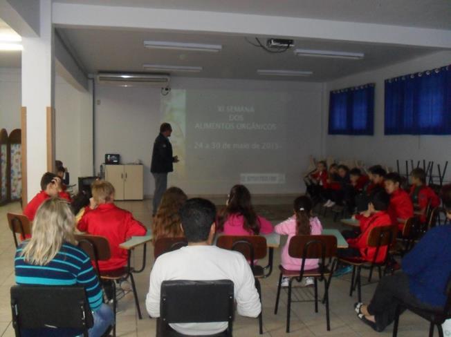 Desenvolvimento Em dias de chuva, a oficina acontece em sala, apresentando vídeos educativos, palestras e falas,