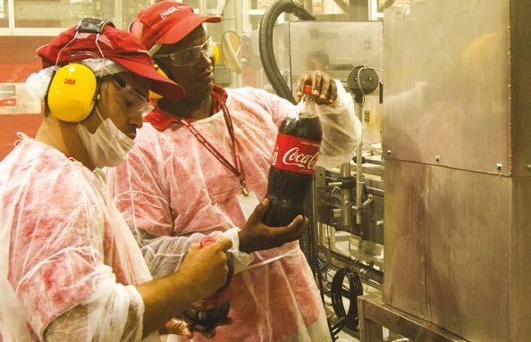 Nossas pessoas Por trás da fabricação de cada bebida, há muito mais do que um complexo processo de produção, contamos com o talento de 62,6 mil funcionários em todo o Sistema Coca-Cola Brasil.