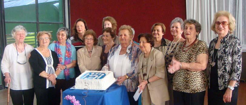 Ativistas do Grupo Orat Rosa Halfin em torno do bolo comemorativo Grupo Orat Rosa Halfin celebra jubileu A