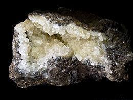 Zinco O principal mineral de zinco é a blenda Zns; sua ganga é de natureza sílico-calcária, podendo, às vezes, conter galena