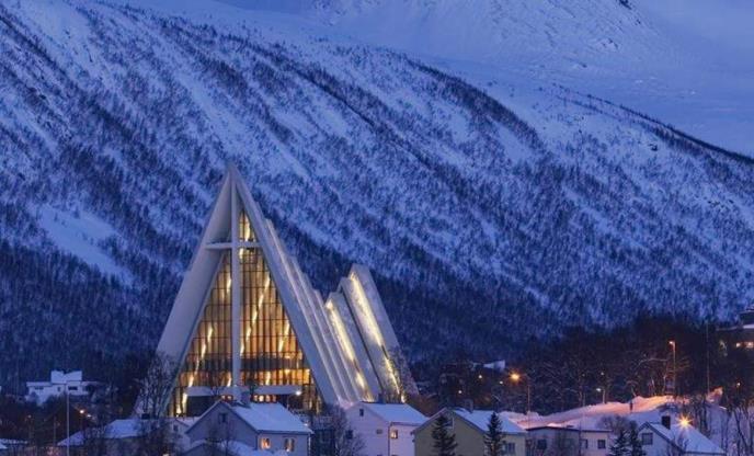5º dia Tromso Dia inteiramente dedicado à visita de Tromso, também conhecida por ser um centro universitário e sobretudo por ser uma das mais animadas cidades do país.