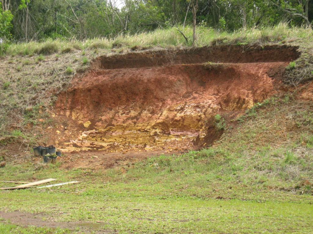 Na faixa costeira também ocorre uma diversidade enorme de depósitos de areia, silte e argila, relacionados a processos marinhos e continentais.