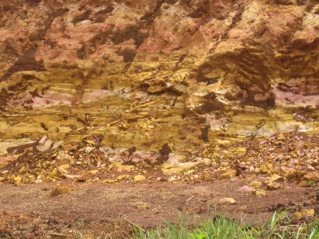 40 da Formação Serra Geral encontradas na área sob a forma de soleiras de diabásio intensamente alterado. Figura 12 