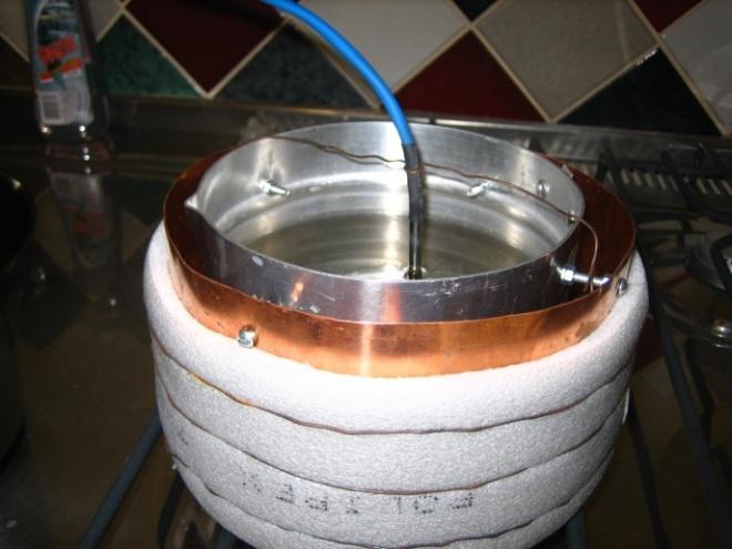 Uso de envoltório para aproveitamento do gás: O uso de um envoltório ao redor da leiteira que permita o escoamento do ar aquecido pelo fogão junto a parede dessa, foi uma idéia tirada de Palma, 2008.