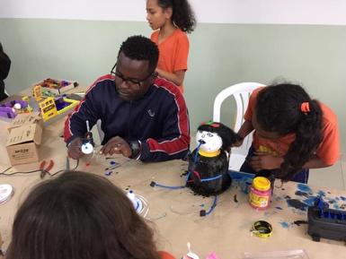 voluntário Carlos Perches e a assitente social Mara Aleixo do X Fórum de Profissões promovido