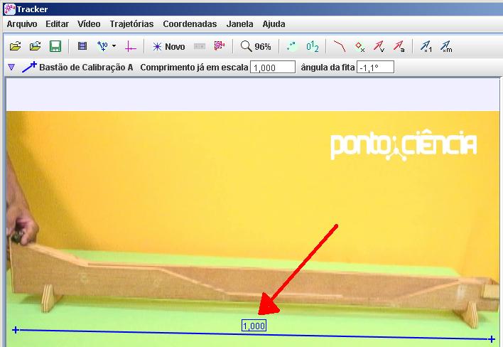 2) e escolher o frame inicial e o frame final do intervalo a ser analisado. Outra opção é usar as setinhas e que aparecem na linha de tempo do vídeo, abaixo da área destinada a sua exibição. FIG. 2.1.