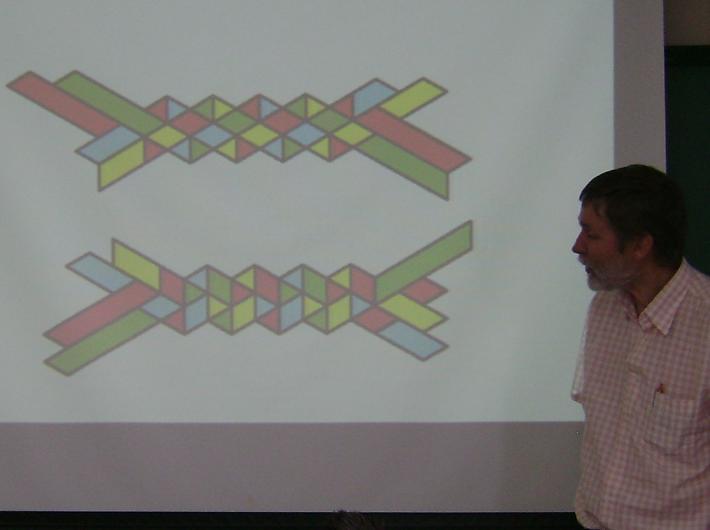 Um papel da etnomatemática com área de investigação reside em contribuir com estudos que permitam iniciar o reconhecimento de ideias matemáticas desses povos, valorizando o seu saber de diversas