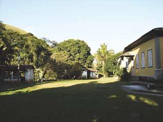 Nos fundos, a piscina fica em meio ao arvoredo do pomar, tendo ainda, próximos, um