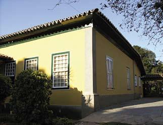 As básculas dos banheiros são em madeira e vidro e as portas internas são brancas, assim como a face interna das folhas das janelas, mantendo as portas bandeiras com caixilho de vidro e folhas cegas