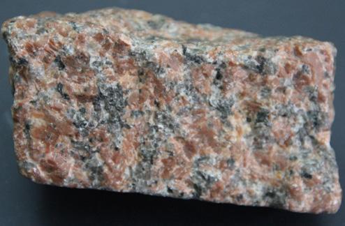 1 compara as características de um basalto e um granito, que são os constituintes mais comuns da crosta oceânica e continental, respectivamente, o que explica as respectivas espessuras e