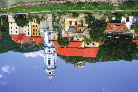 Na hora indicada saída para Dürnstein. Chegada e visita desta via situada no coração do Vae de Wachau, uma das regiões mais famosas da Áustria.