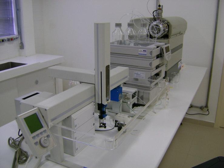 82 Figura 4.5 Visão lateral do CLAE-EM/EM do Centro de Estudos em Biofarmácia (UFPR) Uma fonte no modo de ionização positiva foi utilizada nestes experimentos.