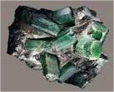 * A pedra preciosa esmeralda tema mesma fórmula mínima do berilo, mas