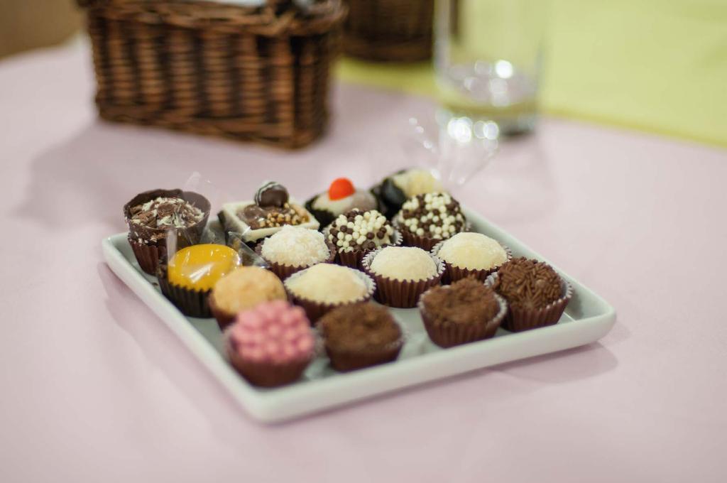 LANCHINHO PARA AS CRIANÇAS NO INVERNO SERVIMOS DOCES Nuggets Batata frita Salsicha Pão de queijo CREPES NO NO PALITO Queijo Presunto e Queijo Batom Chocolate Preto Batom Chocolate Branco ESPETINHOS