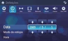 » Um submenu é exibido. 3 Toque em [Definições]. 4 Toque em [Hora].» O menu de ajuste de data/hora é exibido.