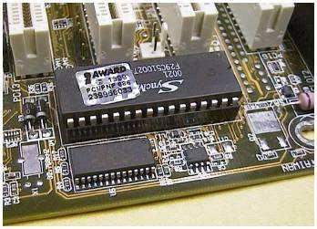 Memória ROM Na memória ROM estão escritos três programas: BIOS: responsável por ensinar o processador a manipular os dispositivos