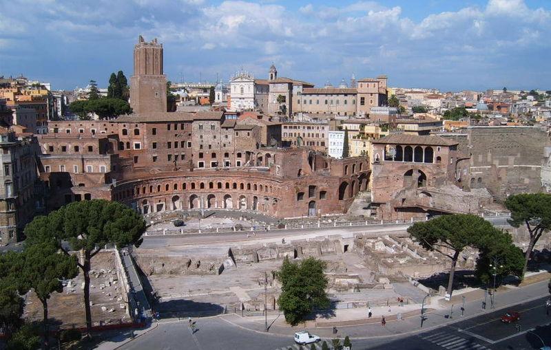 Os edifícios públicos são de extrema importância para os romanos, que também valorizavam o convívio fora de suas casas. Os edifícios cívicos eram importantíssimos e costumavam ser agrupados em fóruns.