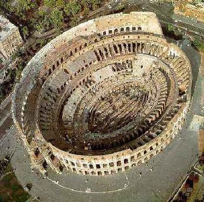 jpg A fachada do Coliseu era ornamentada externamente com esculturas, inseridas dentro dos arcos, que ficavam entre as colunas em cada um dos pavimentos.estas colunas eram em diversas ordens gregas.