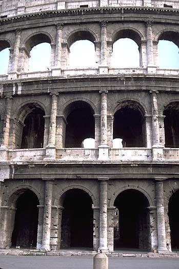 Fig. 25: Vista aérea do Coliseu e suas arcadas concêntricas. Fonte: http://api.ning.com/files/1d1synz7bhj2lc2cjojmm1n8bh3aupqv*s45*sfpspi_ /RomaANtigaColiseu.jpg Fig.