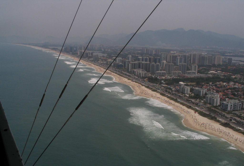 Foto: Eduardo Bulhões. Fig.14 - Foto aérea obliqua da praia da Barra da Tijuca, feição morfológica rítmica, alternando áreas profundas e rasas (perigosas e seguras) na extensão longitudinal da praia.