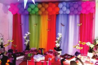 de festas em tamanho real, feito com balões ajudam a levar os os convidados da festa para dentro de um mundo mágico onde a celebração de uma data tão especial e o sonho de ter aquele personagem