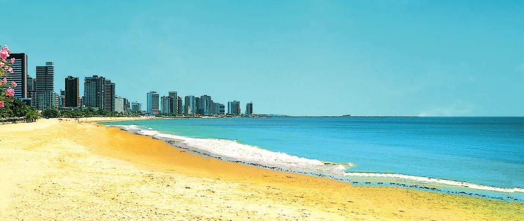 Fortaleza Capital da luz, do humor e das praias de areias brancas, com dunas e falésias Banhada pelo Oceano Atlântico, a capital do Estado do Ceará, na região Nordeste, tem 35 km de litoral com