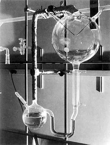 de Miller em 1953 Polimerização de monômeros orgânicos Coacervados Microesferas Proteinóides Liposomes O mundo do RNA Atmosfera primitiva Muitos