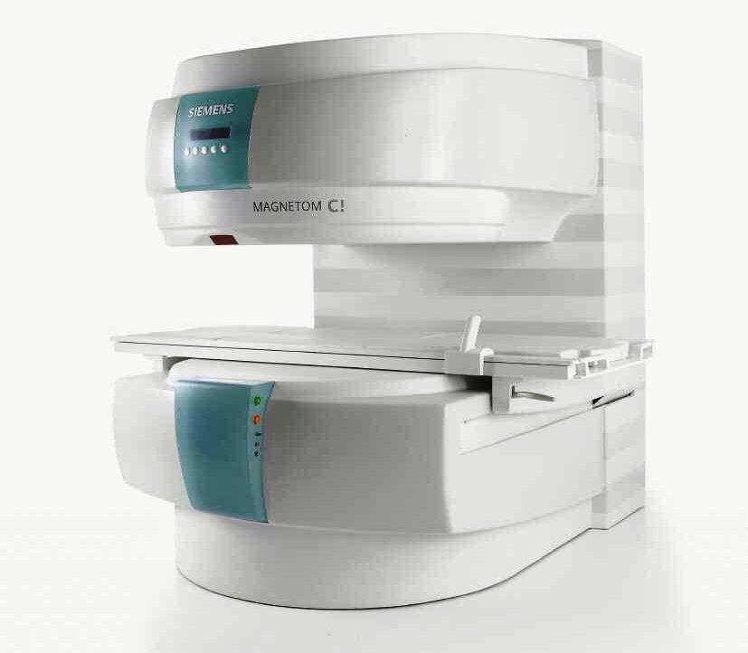 2.2. Instrumentação de um sistema de ressonância magnética 13 (a) (b) Fig. 2.3: Diferentes configurações de magnetes. Imagens de dois sistemas de RM Siemens Magnetom R (www.medical.siemens.