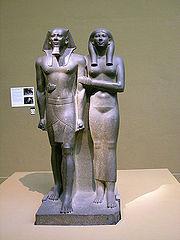 ESCULTURA Os escultores egípcios representavam os faraós e os deuses em posição serena, quase sempre de frente, sem demonstrar nenhuma emoção.