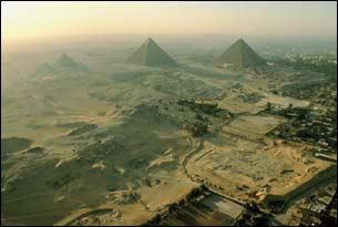 EGITO Uma das principais civilizações da Antigüidade foi a que se desenvolveu no Egito. Era uma civilização já bastante complexa em sua organização social e riquíssima em suas realizações culturais.