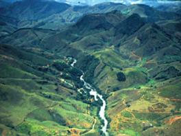 Bacia Hidrográfica é uma área natural cujos limites são definidos pelos pontos mais altos do relevo (divisores de água ou espigões dos montes ou montanhas) e dentro da qual a água das chuvas é