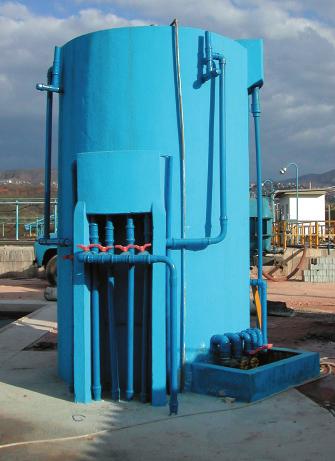gás coletado na parte superior, no compartimento de gases, pode ser retirado para reaproveitamento (energia do metano) ou queima.