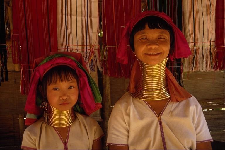 Em determinada região da Birmânia são colocados cinco anéis de metal no pescoço das meninas quando