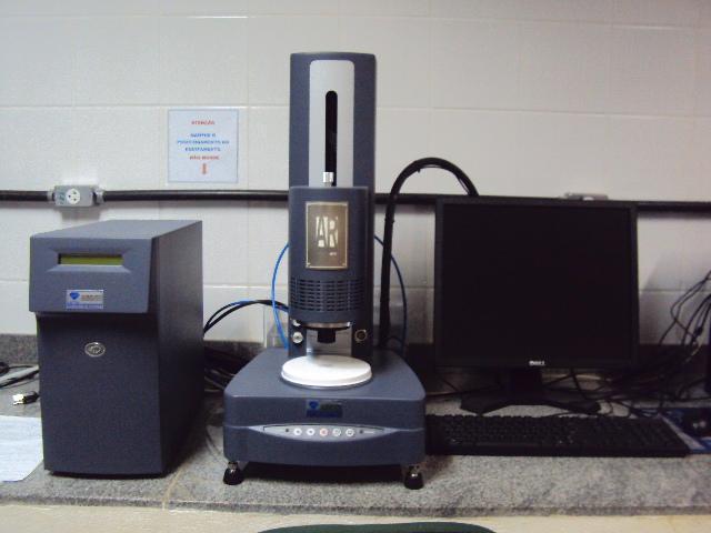 Para a realização dos ensaios de fluxo foi utilizado um reômetro rotacional modelo AR 2000ex (TA Instruments), ilustrado na Figura 6.