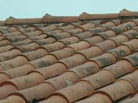 Manual de inspecção de patologia exterior de construções edificadas em Portugal no período de 1970 a 1995 que se pretendeu tirar partido do efeito estético através de variações de tom nas telhas