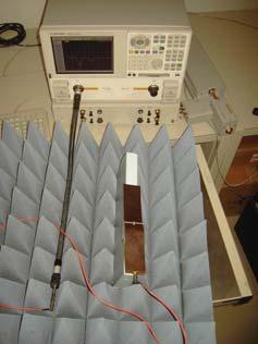 Usa-se um analisador vectorial HP 8720 para medir o módulo do coeficiente de reflexão de entrada dos protótipos da antena. Na Figura 3.