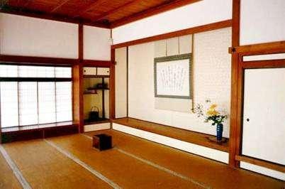 Tsukue-shoin Ikebana As pessoas sentam-se no chão ou em almofadas (zabuton), o que