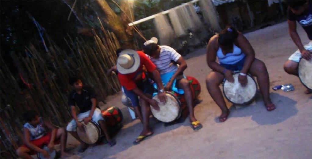 Figura 3. Aqui o mestre em uma das oficinas ensinando jovens a tocarem o curimbó. Fonte: http://maria-pretinha.blogspot.com.