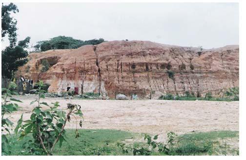 Geomorfologia Estrutural subsuperficial da água é lenta (cerca de 20 cm/h) quando comparada com a do fluxo subsuperficial (cerca de 27000 cm/h).