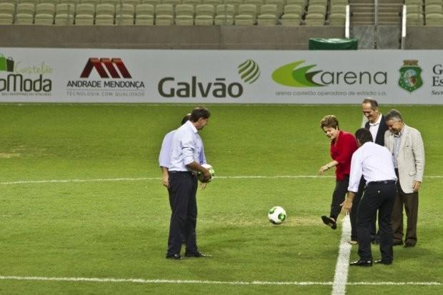 força atue sobre ele. A bola tende a permanecer parada até que alguém a chute.