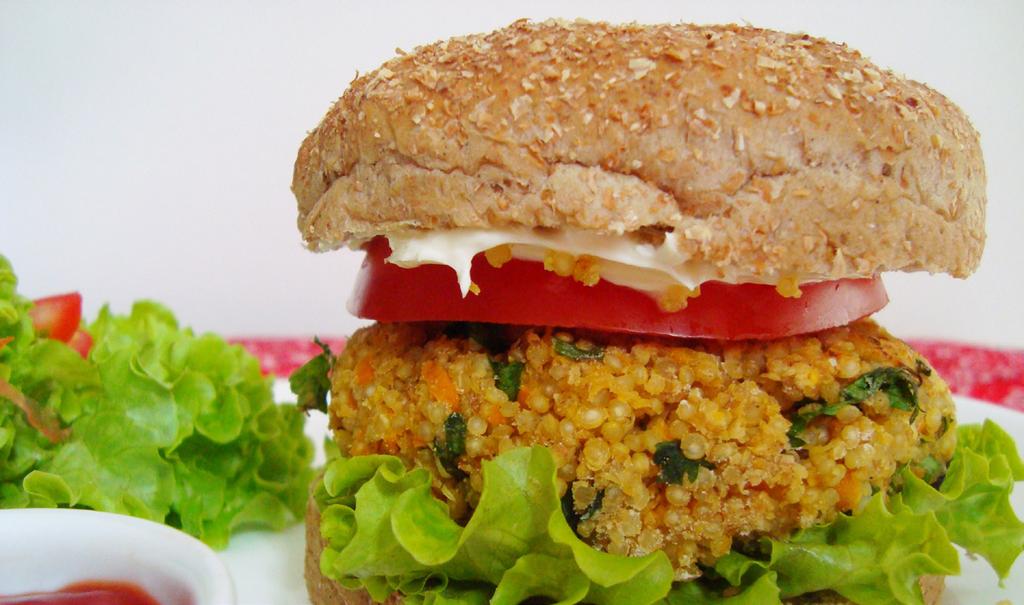 Hamburguerde quinoa 200g de quinoa em grãos 200g de aveia em flocos finos 100g de cenoura ralada 100g de abobrinha ralada 100g de cebola picada 1 ou 2 colheres (sopa) de azeite Uma pitada de noz