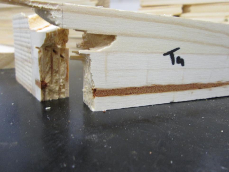46 Figura 47: Ruptura na emenda de finger joint e na madeira.