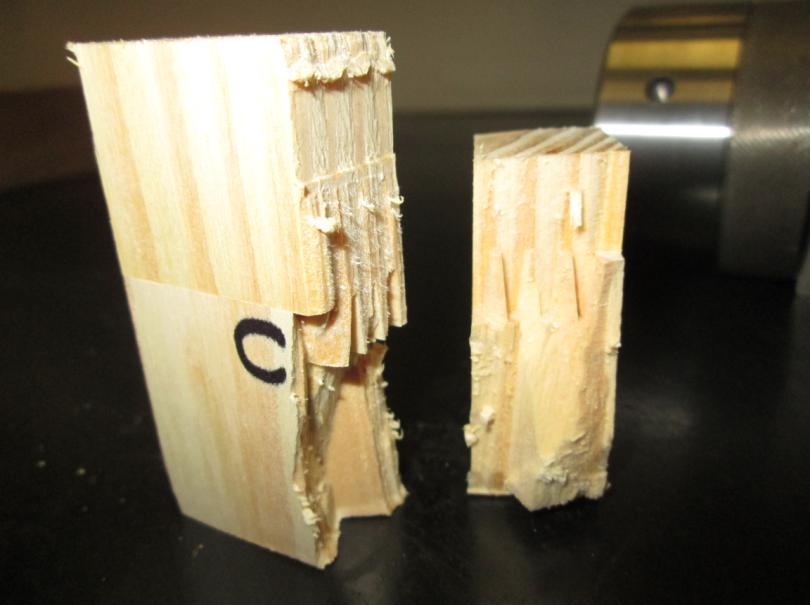 47 Figura 49: Ruptura na emenda de finger joint, painel classe A. Figura 50: Ruptura na madeira, painel classe A.