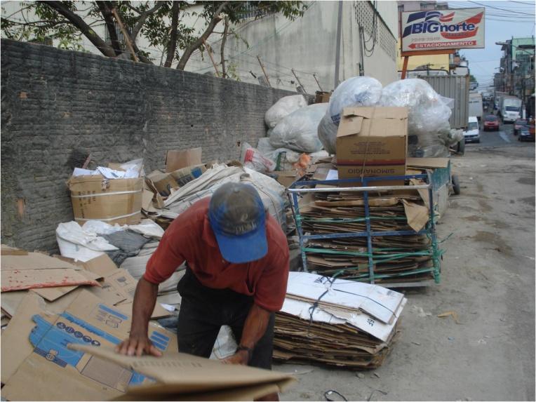 RESULTADOS E DISCUSSÃO O catador de papelão é um agente que retira o material coletado diretamente das ruas, este vende para as recicladoras que compram o papelão para que seja transformado em