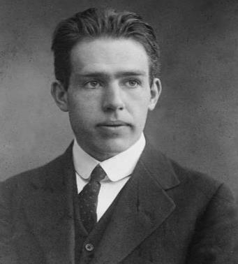 As propriedades e a distribuição eletrônica Niels Bohr Estabeleceu a relação entre a periodicidade das propriedades dos elementos e a semelhança de suas configurações eletrônicas. Logo.