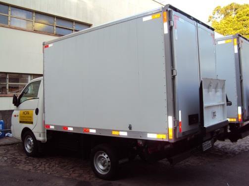 - Um caminhão para transporte interno dos conteineres (carros) de