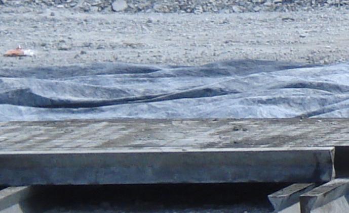 Na Figura o concreto mantido em um cura a 5ºC apresenta uma microestrutura porosa e com poucas agulhas de etringita.